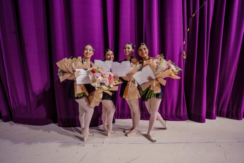 Entregan diplomas a graduados de la EMBC durante la puesta en escena de “La Muñeca Encantada (19)