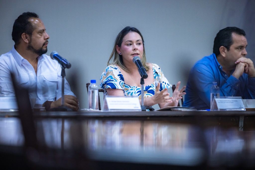 Gobernadora Yeraldine firmó convenio con la Universidad Nacional Rosario Castellanos (3)