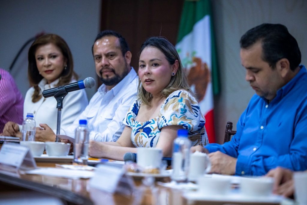 Gobernadora Yeraldine firmó convenio con la Universidad Nacional Rosario Castellanos (4)