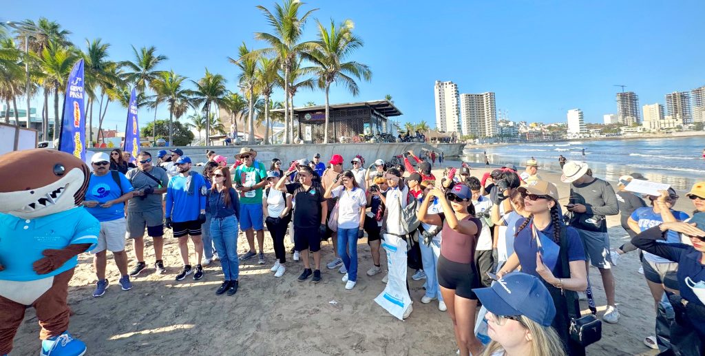 Más de 1000 personas se unen por los océanos en la tercera edición de La Gran Limpieza de Playas 2026 1