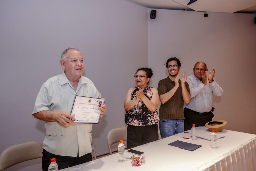 Rinden emotivo homenaje a figuras clave de la ópera; el maestro Antonio González celebra el legado vivo del Coro Ángela Peralta (7)