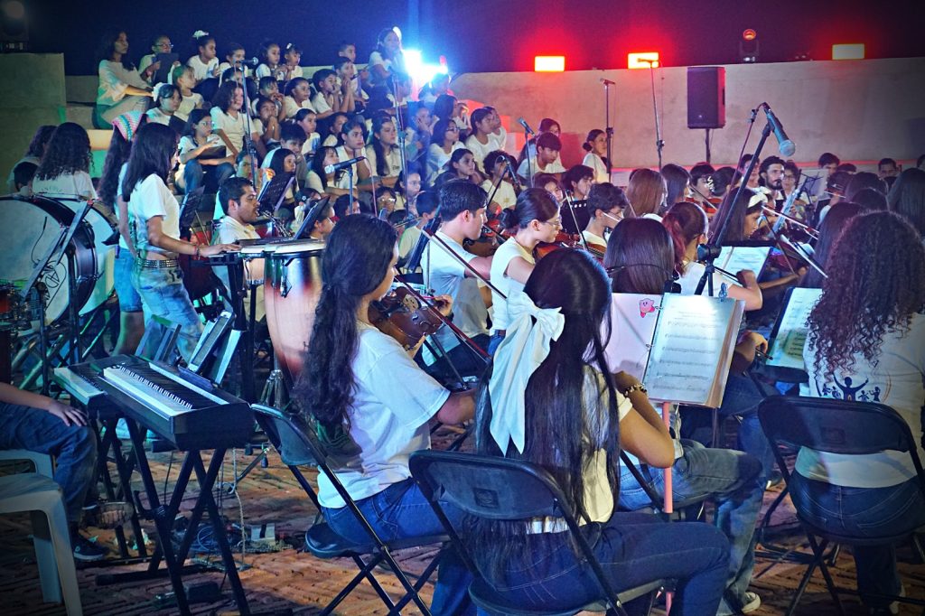 El arte al aire libre Sinfonía por La Paz, une a las familias (7)