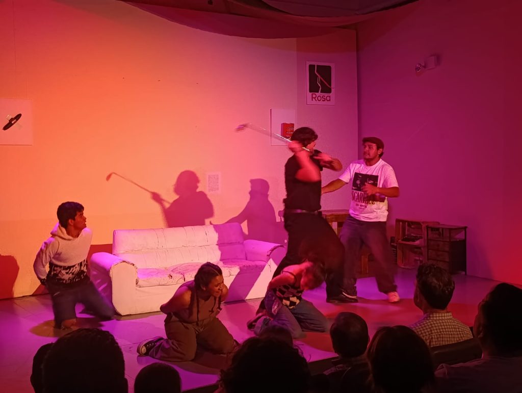 El hombre que escuchaba baladas de Alejandra Guzmán, cosecha ovaciones en el debut de la Compañía Resistencia Rosa (1)