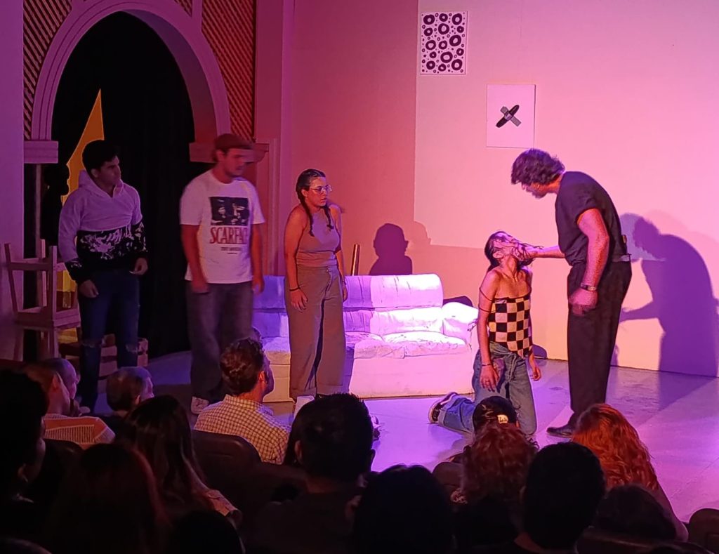 El hombre que escuchaba baladas de Alejandra Guzmán, cosecha ovaciones en el debut de la Compañía Resistencia Rosa