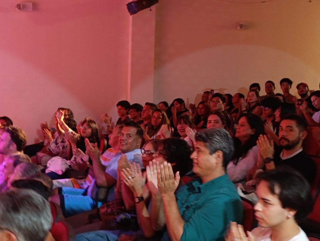 El hombre que escuchaba baladas de Alejandra Guzmán, cosecha ovaciones en el debut de la Compañía Resistencia Rosa (7)