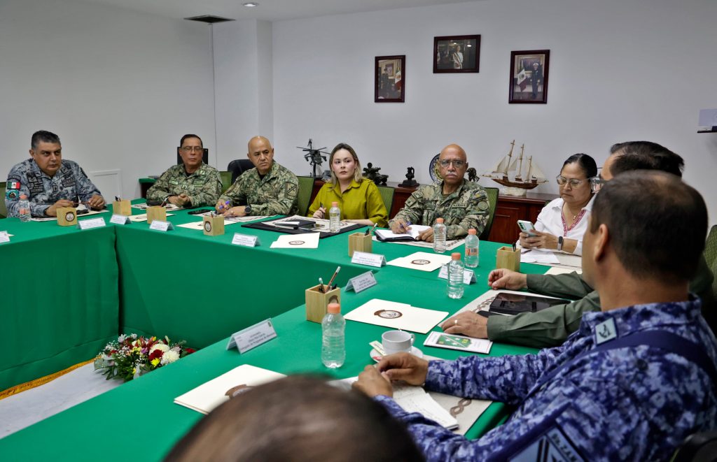 Gobernadora Yeraldine encabeza la Mesa de Construcción de Paz y Seguridad en la 3a. Región Militar en Mazatlán (11)