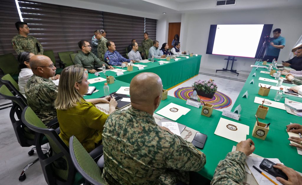 Gobernadora Yeraldine encabeza la Mesa de Construcción de Paz y Seguridad en la 3a. Región Militar en Mazatlán (14)