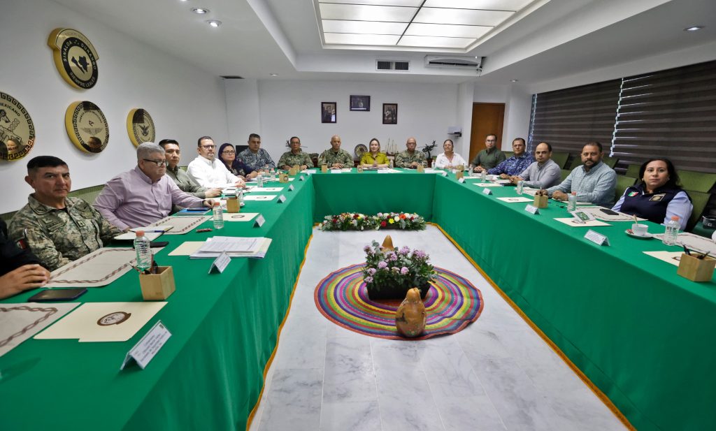 Gobernadora Yeraldine encabeza la Mesa de Construcción de Paz y Seguridad en la 3a. Región Militar en Mazatlán (8)