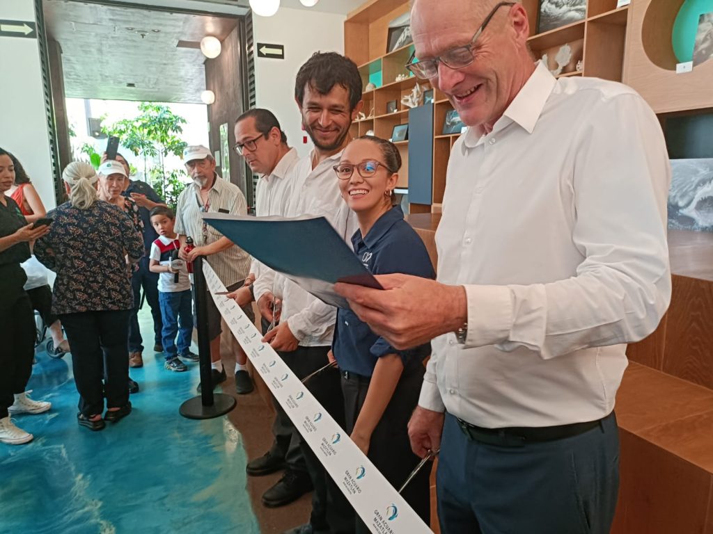 La ciencia y el arte se unen en Gran Acuario con la inauguración de la exposición Visiones de Tiburón (2)