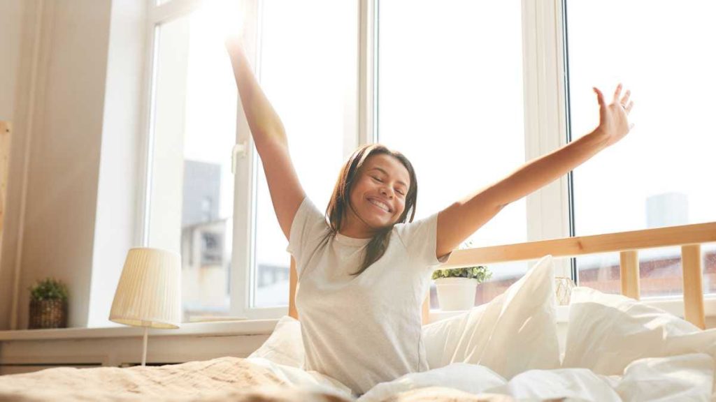 Por qué despertarte sin alarma es mejor para tu salud que cualquier suplemento