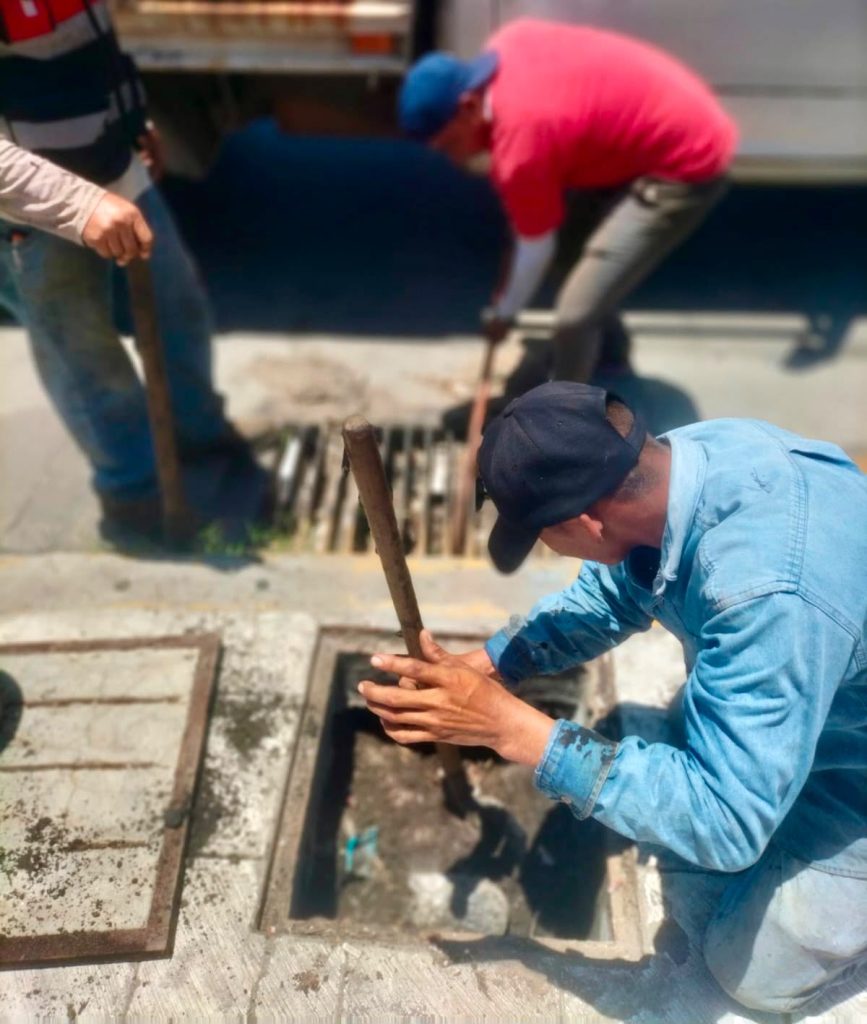 Realiza Obras Públicas limpieza de rejillas pluviales en distintos sectores de Mazatlán (1)