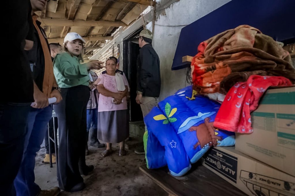 Recorre Gobernadora Yeraldine Bonilla localidades afectadas por lluvias en Mocorito