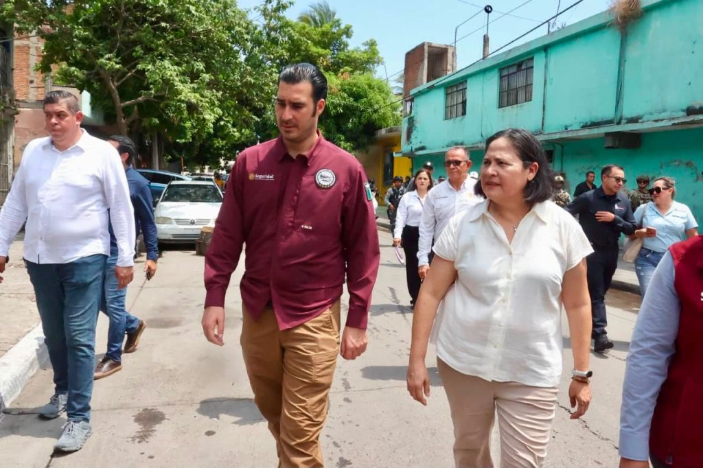 Recorren Miguel Torruco Garza y Minerva Osuna la colonia Montuosa para llevar apoyos y atención directa a las familias