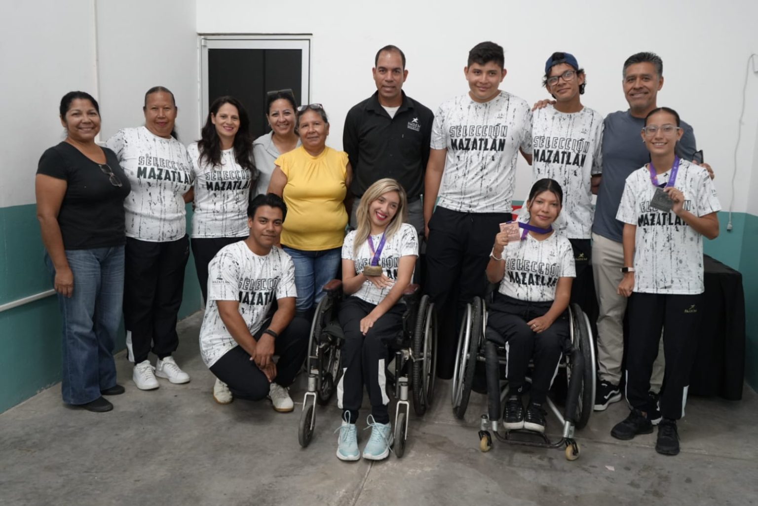 Se viste Imdem de oro, plata y bronce