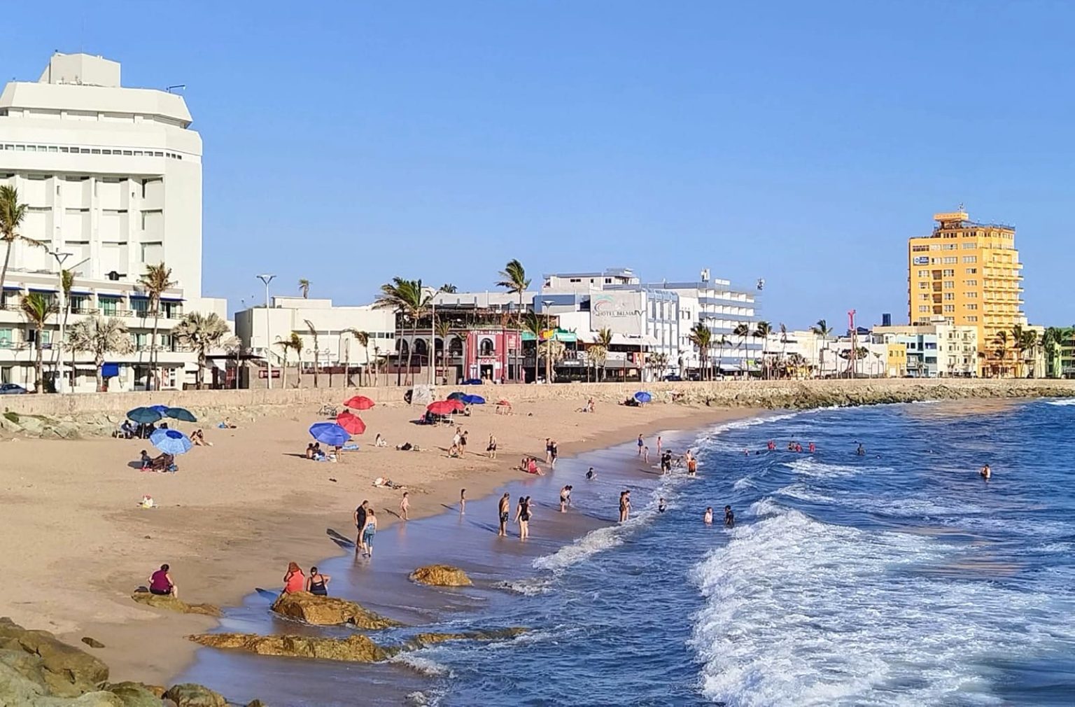 Turistas disfrutan del verano en Mazatlán Turistas Disdrutan del Verano en Mazatlán Mireya Sosa Osuna Sectur Sinaloa 2026 1