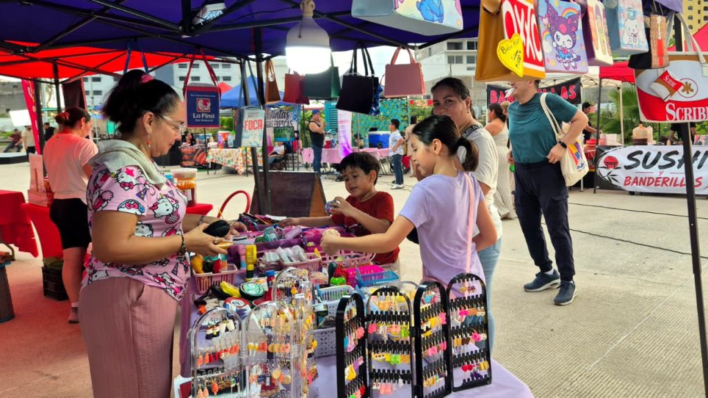 Gobierno Municipal impulsa bazares para apoyar a emprendedores de Mazatlán (3)