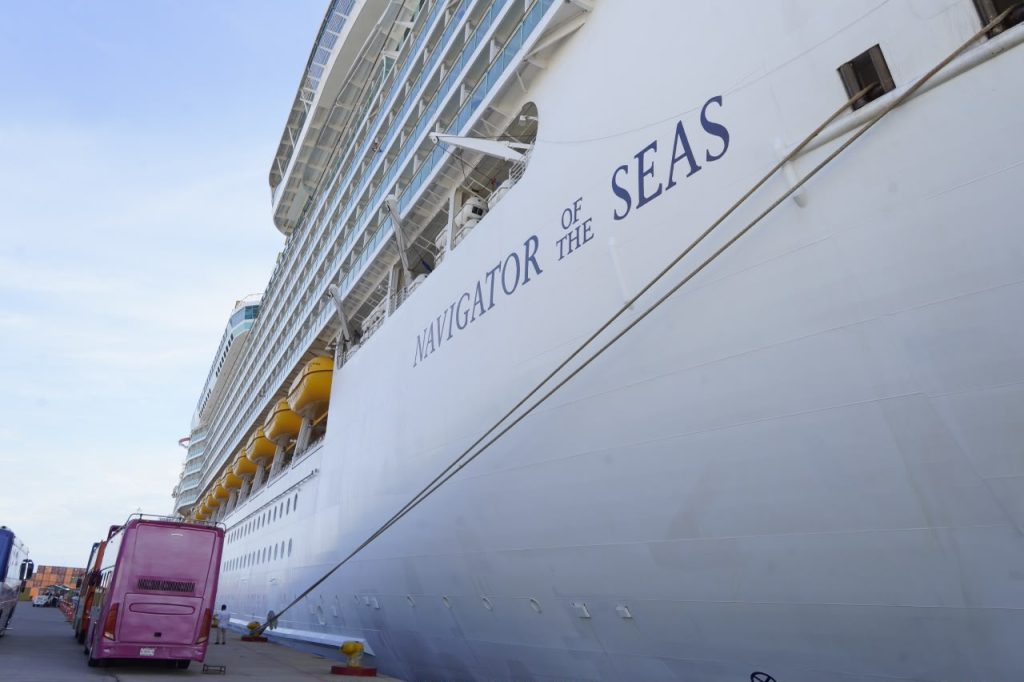 Arriba a Mazatlán el Navigator of the Seas con más de 4,800 visitantes