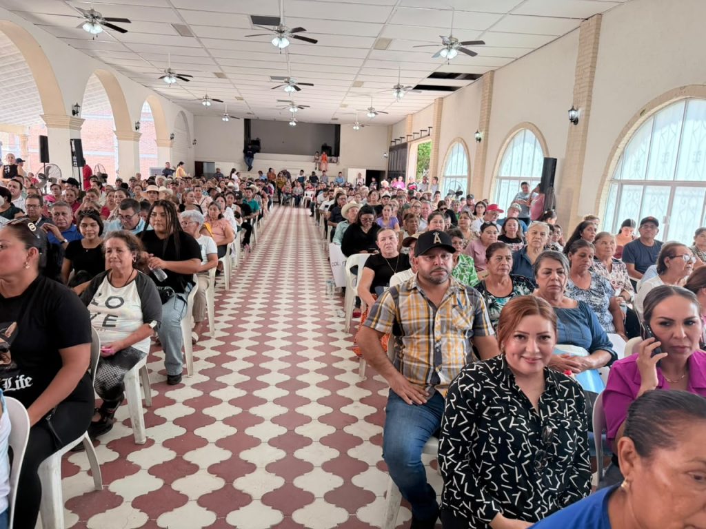 Entregan 507 escrituras a familias de la colonia Los Tecomates en San Ignacio