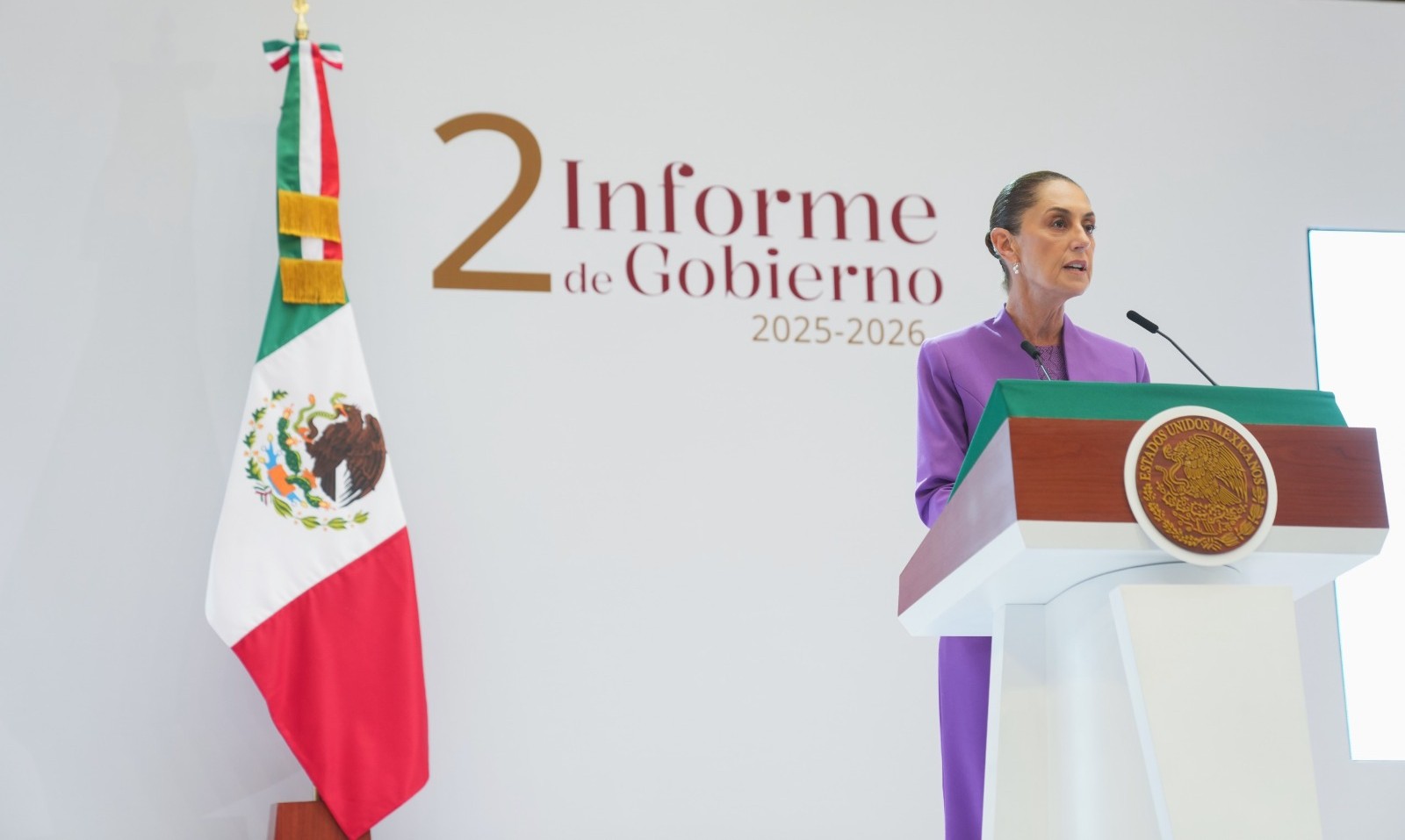 La gobernadora Graciela Domínguez Nava asistió a Palacio Nacional para estar presente en el Segundo Informe de la presidenta de la República, Claudia Sheinbaum Pardo, informe que calificó de mucha honestidad y resultados, “y desde Sinaloa le agradecemos todo su respaldo, todo su apoyo y toda su confianza”.