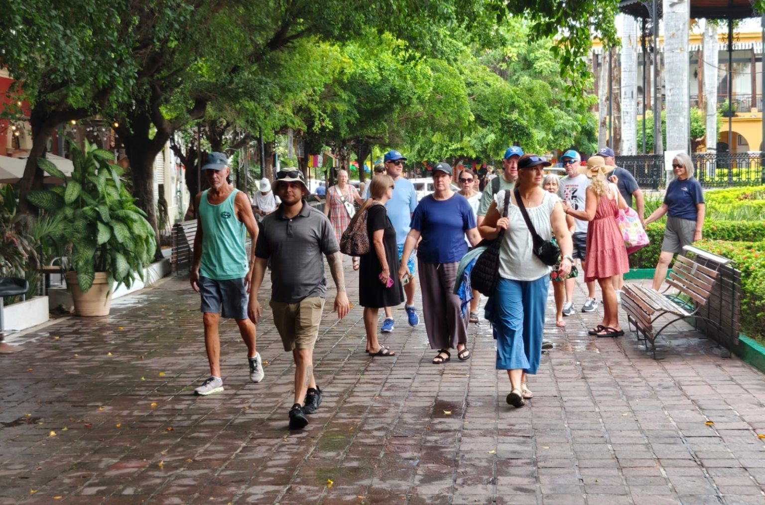 Recibe Mazatlán a más de 3,600 cruceristas este lunes