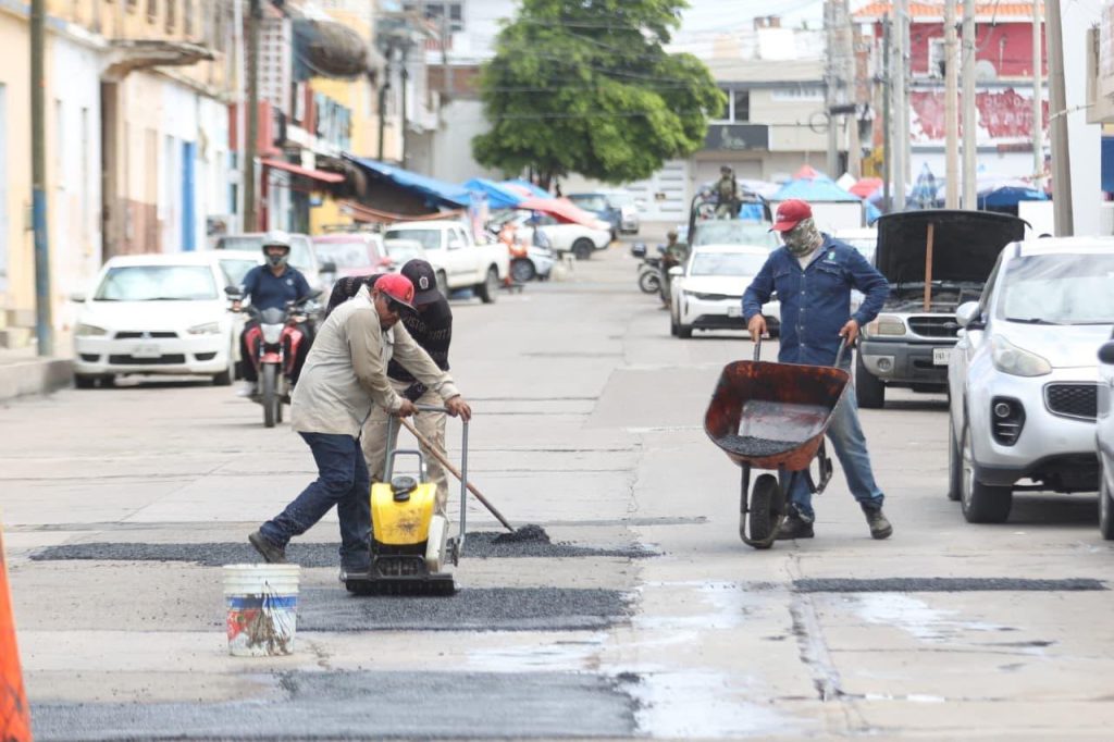 Continúa “Mazatlán al 100” con mantenimiento de vialidades en la zona urbana