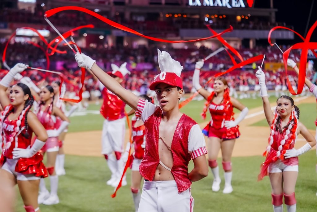 El Carnaval y el béisbol se abrazaron en el Teodoro Mariscal (1)