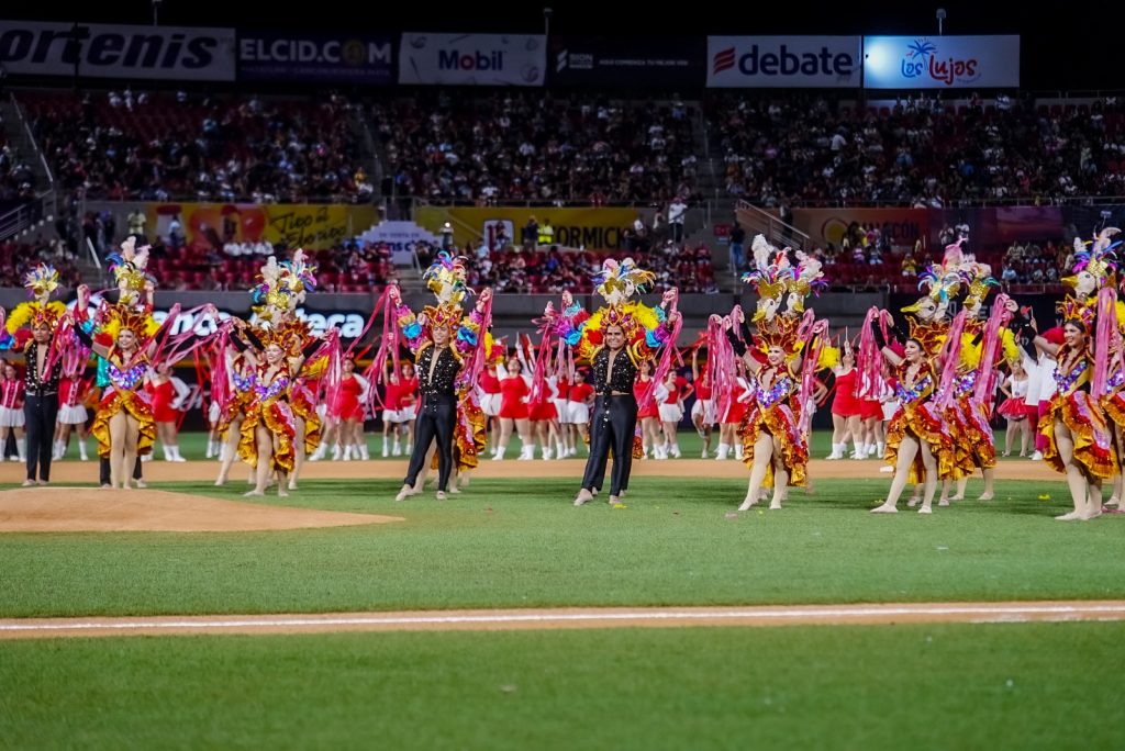 El Carnaval y el béisbol se abrazaron en el Teodoro Mariscal (10)