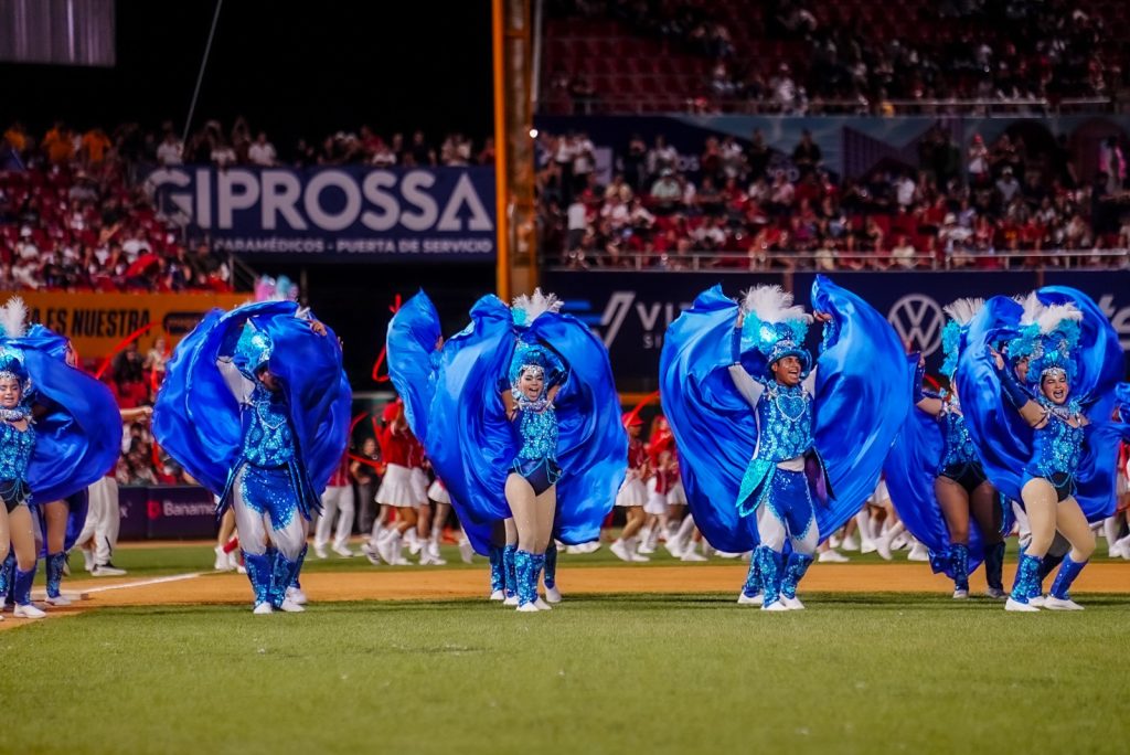 El Carnaval y el béisbol se abrazaron en el Teodoro Mariscal (12)