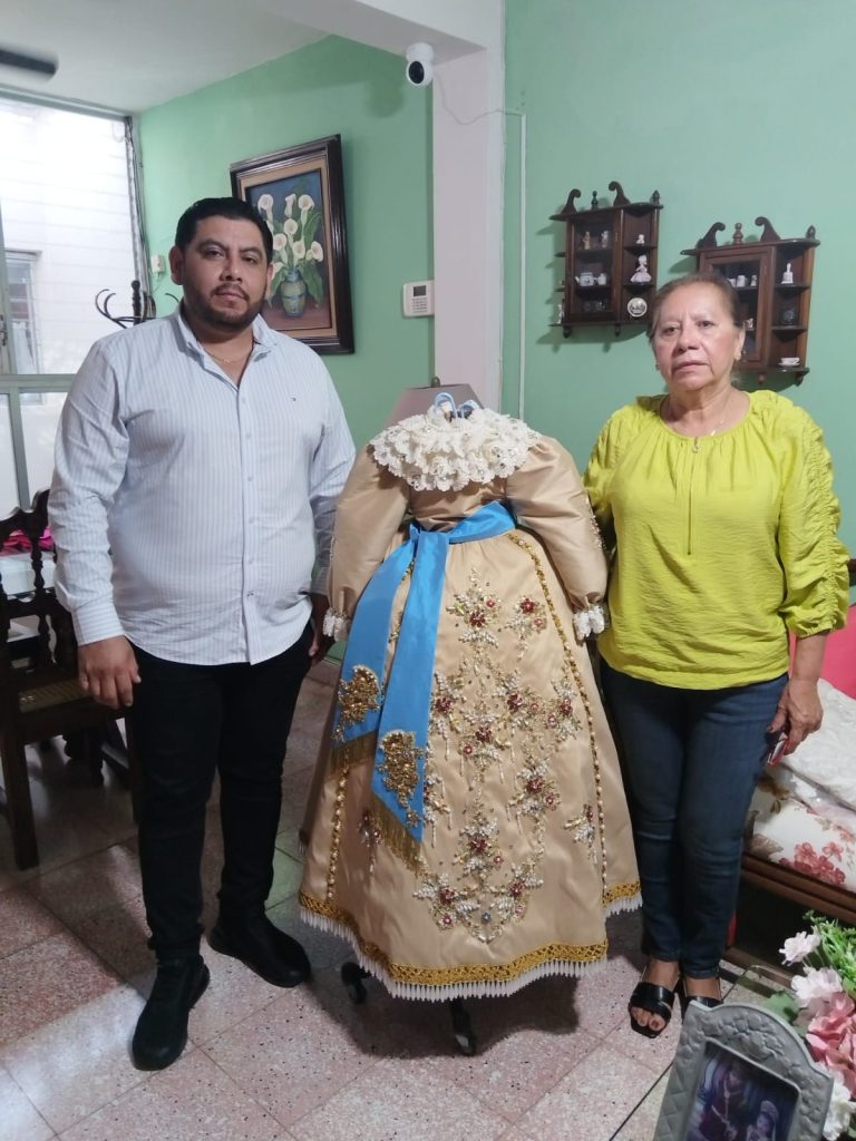 Entrevista a Armando Cuadra Donador Vestido de la Virgen del Rosario 225 Aniversario y a Sodelva Ríos Diseñadora y Confeccionadora del Vestuario 2026 111