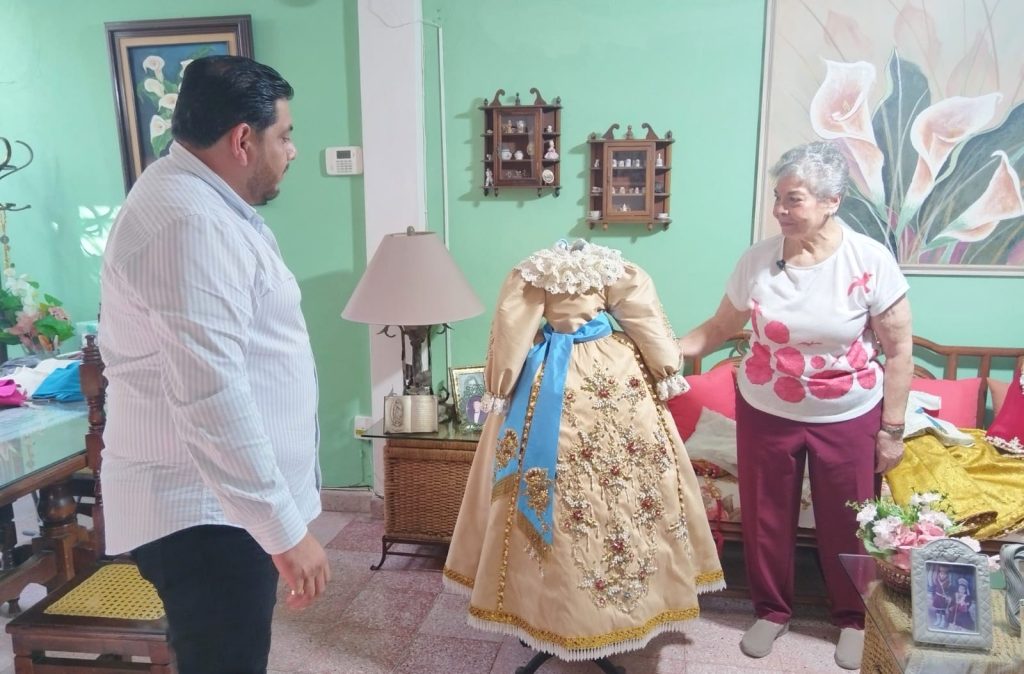 Entrevista a Armando Cuadra Donador Vestido de la Virgen del Rosario 225 Aniversario y a Sodelva Ríos Diseñadora y Confeccionadora del Vestuario 2026 3