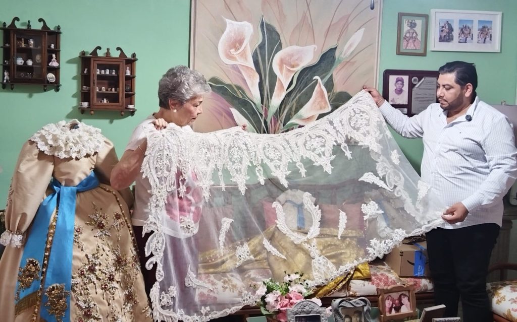 Entrevista a Armando Cuadra Donador Vestido de la Virgen del Rosario 225 Aniversario y a Sodelva Ríos Diseñadora y Confeccionadora del Vestuario 2026 4