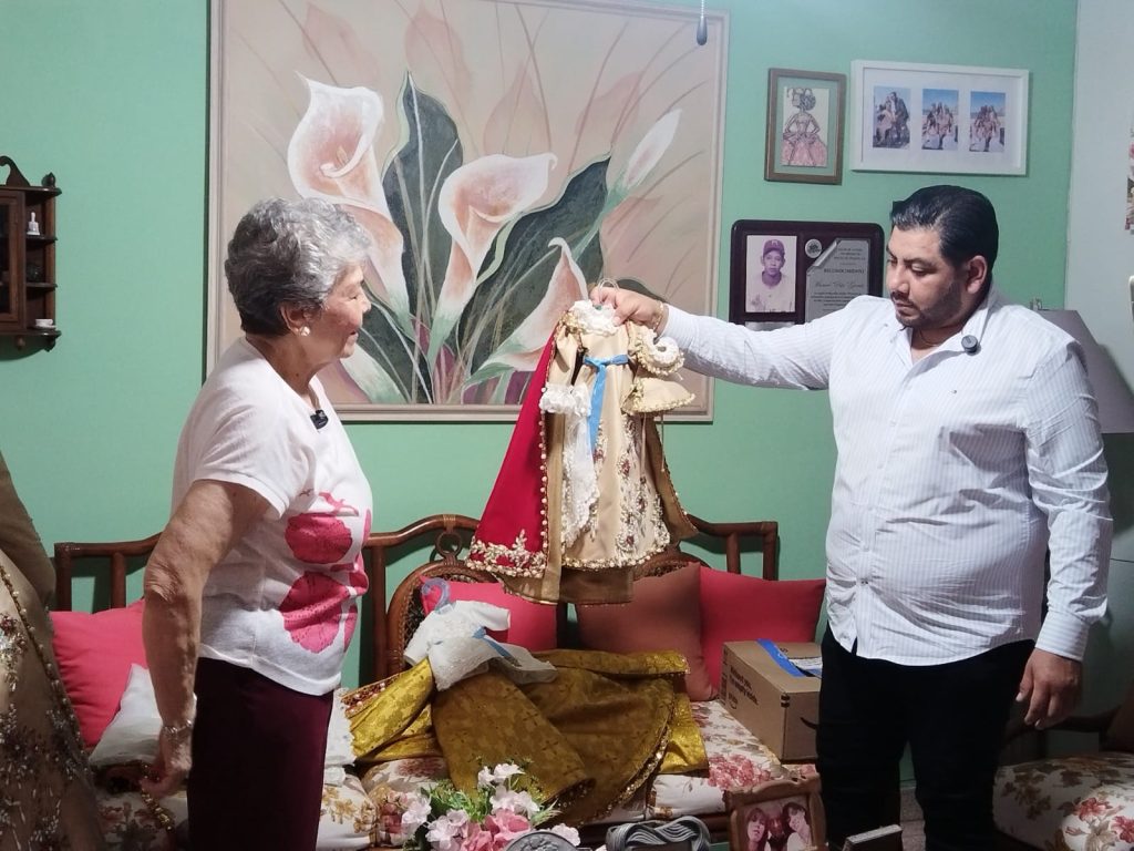 Entrevista a Armando Cuadra Donador Vestido de la Virgen del Rosario 225 Aniversario y a Sodelva Ríos Diseñadora y Confeccionadora del Vestuario 2026 5