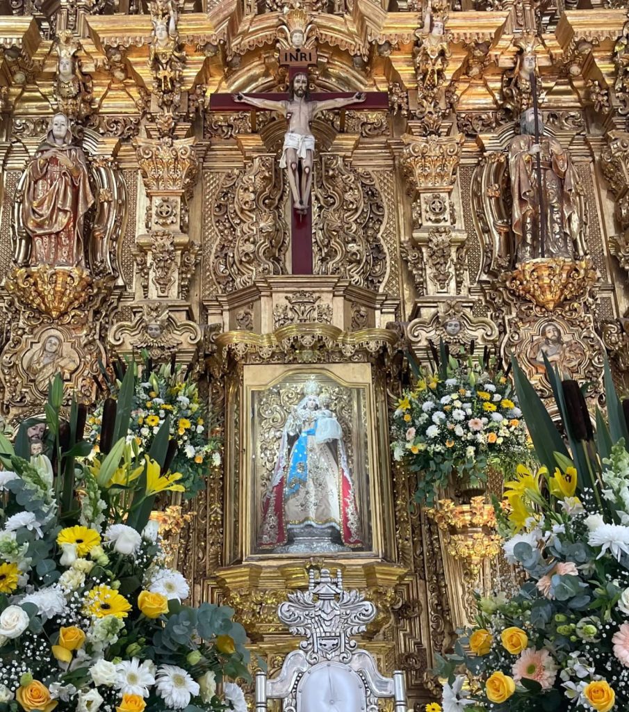 Entrevista a Armando Cuadra Donador Vestido de la Virgen del Rosario 225 Aniversario y a Sodelva Ríos Diseñadora y Confeccionadora del Vestuario 2026 7