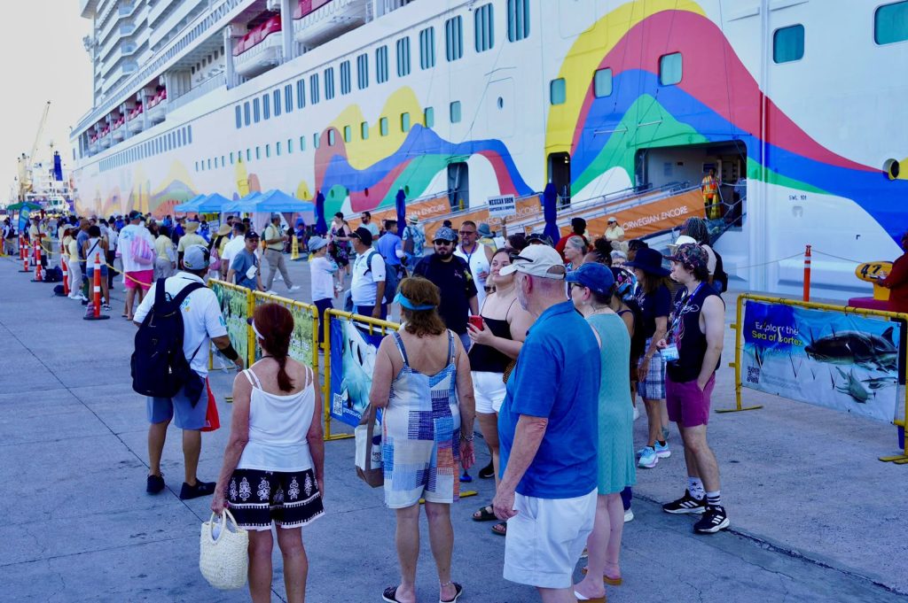 Mantiene Mazatlán presencia en las rutas de cruceros internacionales con el Norwegian Encore (3)