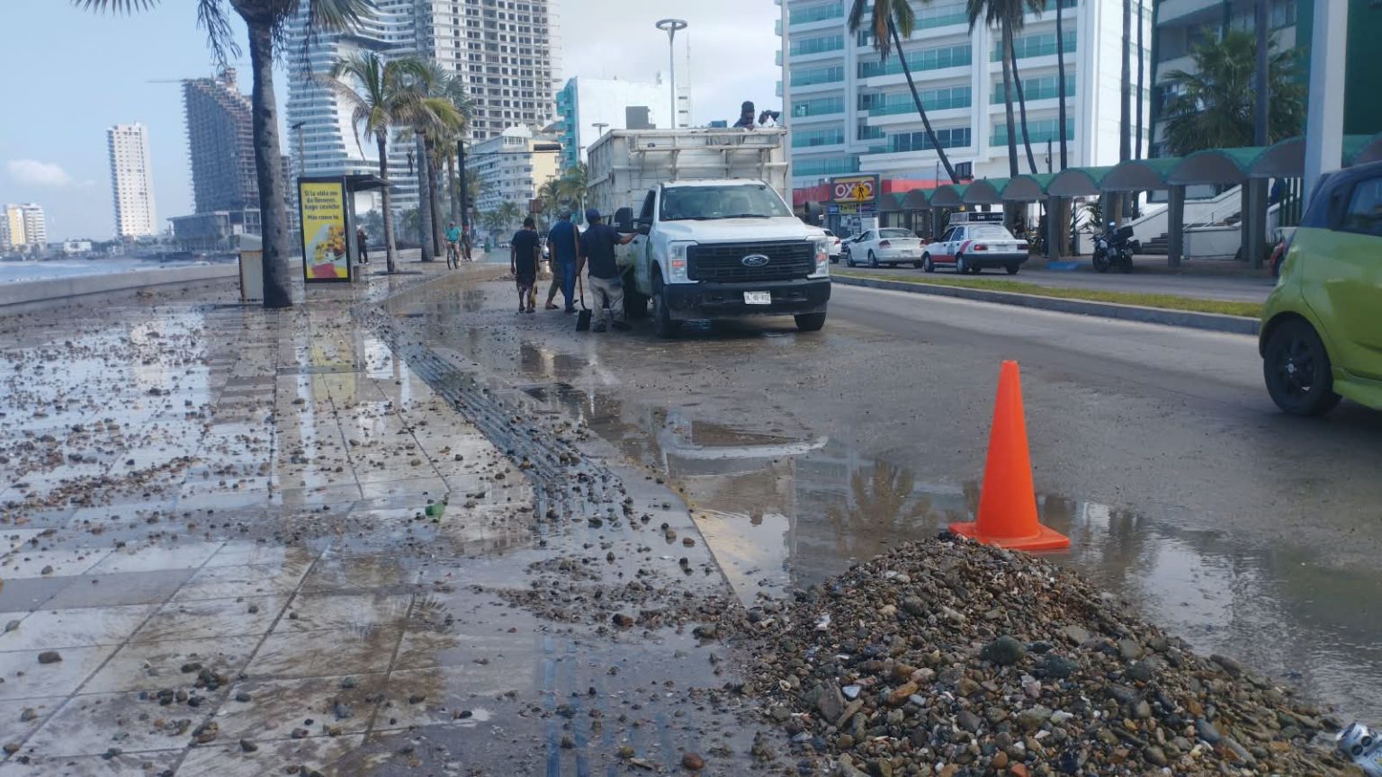 Refuerzan limpieza del malecón de Mazatlán tras fuerte oleaje