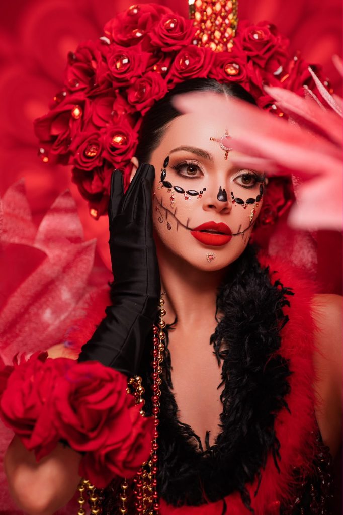 Talento mazatleco Julio Fernando crea dos espectaculares catrinas que fusionan tradición y fantasía (4)