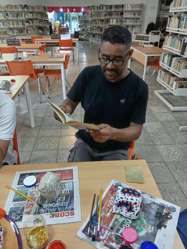 Tarde de lectura y tradición durante el martes del Abuelo en la Biblioteca Ing. Manuel Bonilla (4)